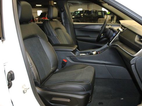 New 2025 Jeep Grand Cherokee Altitude image 29