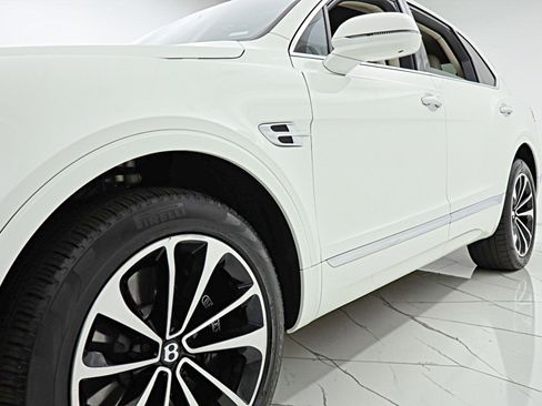 Certified 2017 Bentley Bentayga AWD/4WD image 21