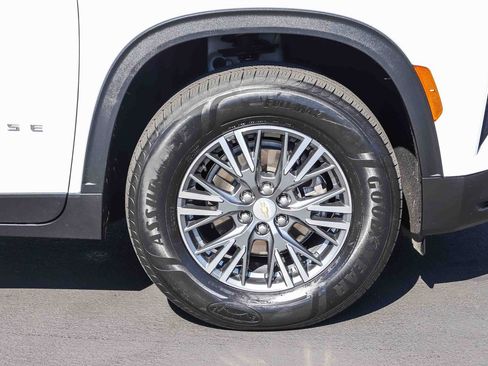 Used 2024 Chevrolet Traverse LS FWD image 11