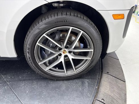 Certified 2023 Porsche Macan AWD/4WD image 17