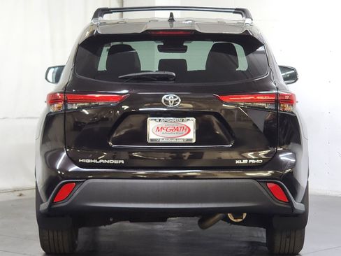 Used 2020 Toyota Highlander XLE AWD/4WD image 6
