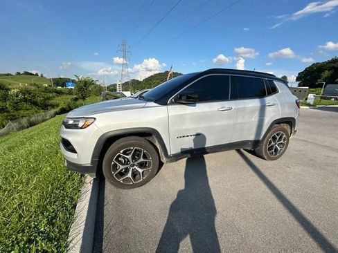 Used 2025 Jeep Compass Limited AWD/4WD image 3