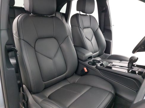 Certified 2026 Porsche Macan AWD/4WD image 12