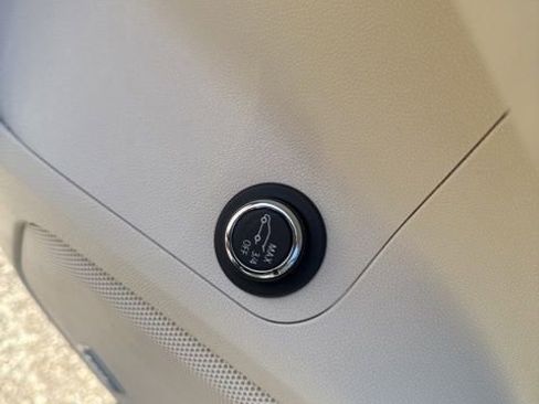 Used 2022 GMC Acadia Denali image 23