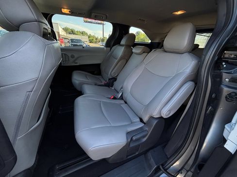 Used 2025 Toyota Sienna XLE FWD image 28