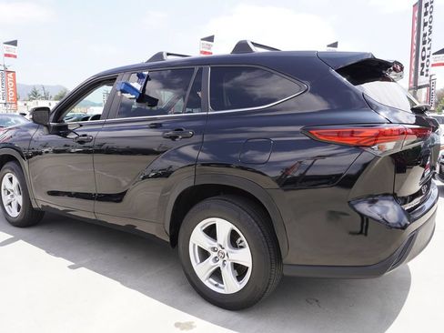 Used 2023 Toyota Highlander LE FWD image 5