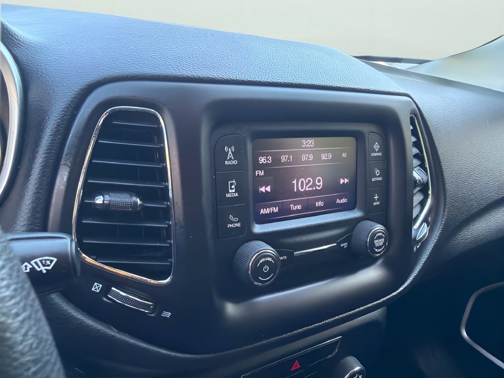 Used 2018 Jeep Compass Sport w/ Mopar Graphics Package FWD image 17