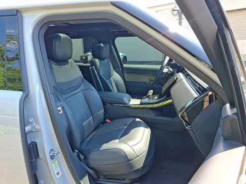 Used 2024 Land Rover Range Rover Sport Dynamic SE AWD/4WD image 3