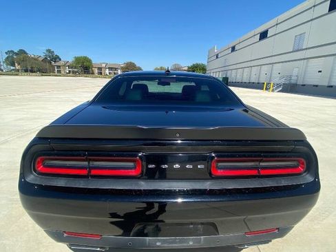 Used 2017 Dodge Challenger SXT Plus image 6