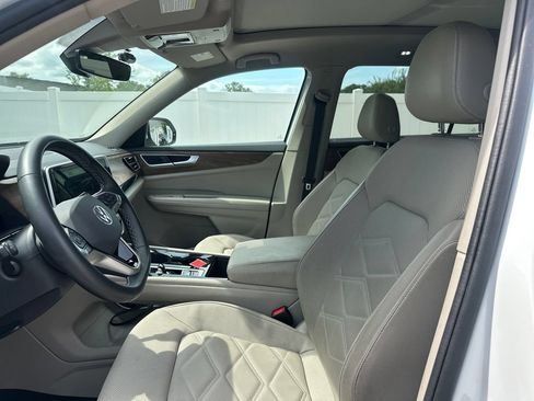 Used 2024 Volkswagen Atlas SE w/ Panoramic Sunroof Package FWD image 40