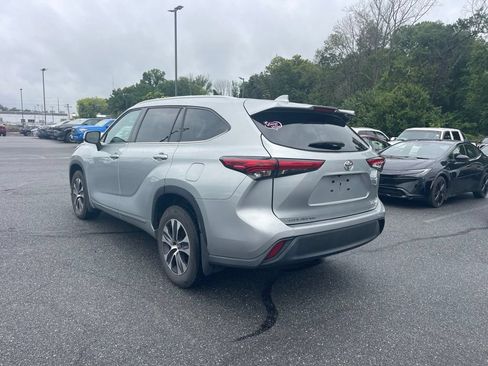 Used 2022 Toyota Highlander XLE AWD/4WD image 3