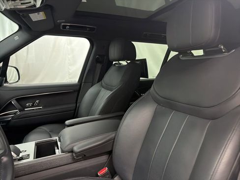 Used 2025 Land Rover Range Rover Long Wheelbase SE image 13