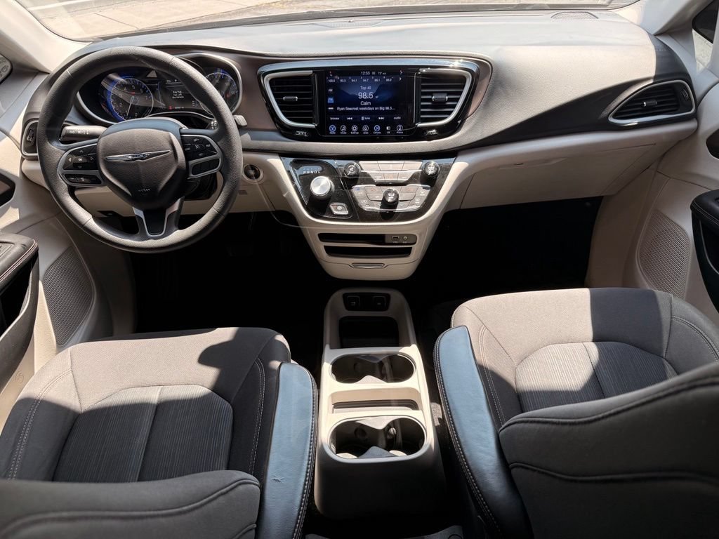 Used 2017 Chrysler Pacifica Touring w/ Tire & Wheel Group FWD image 14