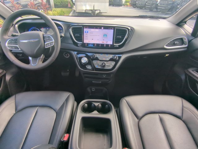 Certified 2026 Chrysler Pacifica Select FWD image 18