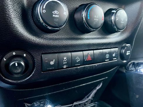 Used 2017 Jeep Wrangler Unlimited Sahara image 23