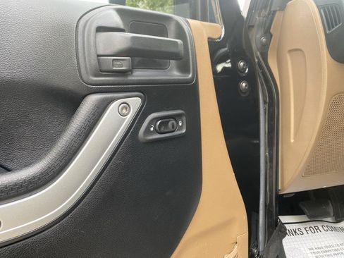 Used 2017 Jeep Wrangler Unlimited Sahara w/ Connectivity Group AWD/4WD image 23