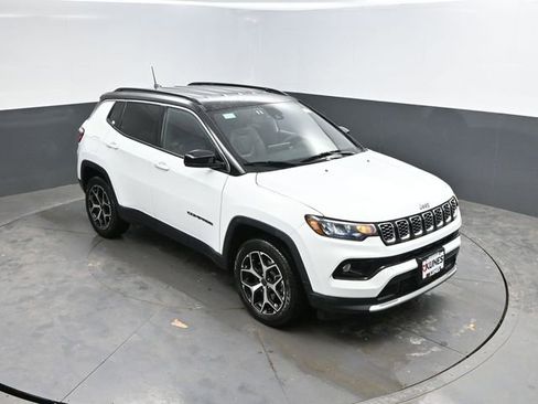 Used 2025 Jeep Compass Limited image 36