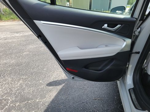 Used 2025 Genesis G70 2.5T RWD image 23