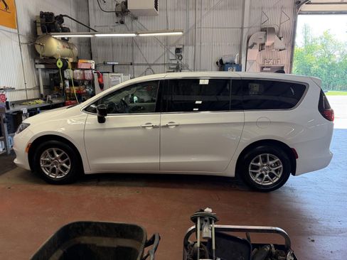 Used 2024 Chrysler Voyager LX FWD image 7