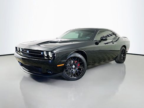 Used 2019 Dodge Challenger SXT RWD image 3