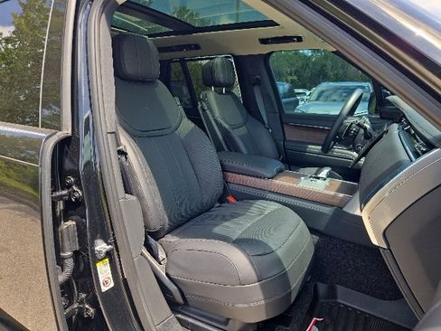 Used 2025 Land Rover Range Rover SE AWD/4WD image 12