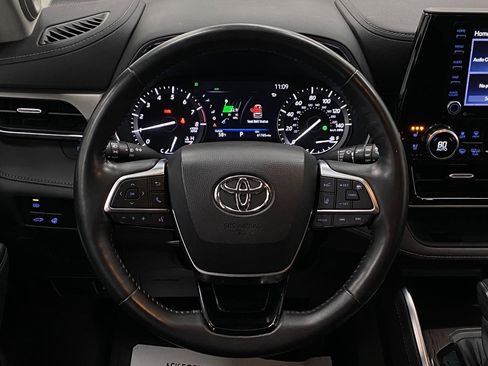 Used 2021 Toyota Highlander Limited image 18