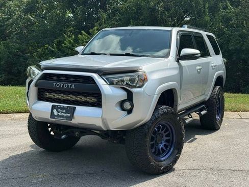 Used 2018 Toyota 4Runner SR5 Premium AWD/4WD image 2