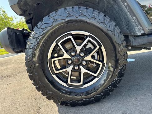 Used 2025 Jeep Wrangler Unlimited Rubicon w/ Convenience Group AWD/4WD image 13