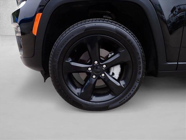 Used 2023 Jeep Grand Cherokee Limited w/ Black Appearance Package AWD/4WD image 7
