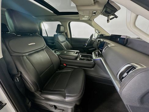 Used 2025 Ford Expedition Platinum AWD/4WD image 34