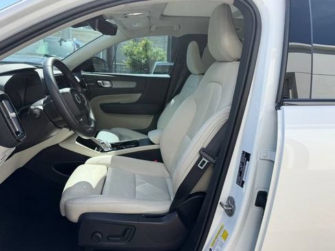 Certified 2025 Volvo XC40 B5 Ultra w/ Protection Package Premier AWD/4WD image 12