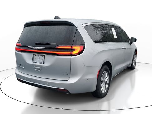 Used 2024 Chrysler Pacifica Touring-L image 6