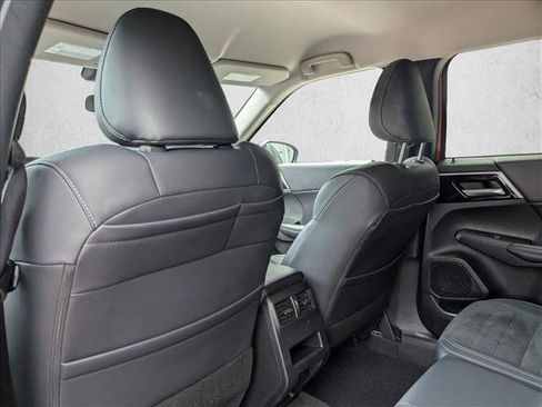 Used 2024 Mitsubishi Outlander SE image 13