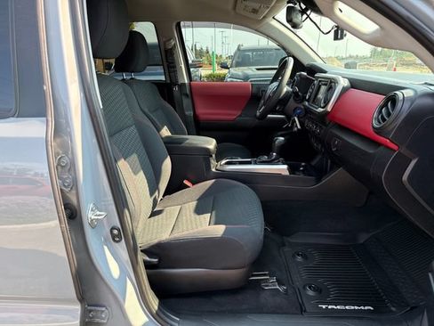 Used 2020 Toyota Tacoma SR5 AWD/4WD image 9