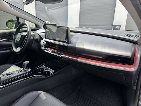 Used 2025 Toyota Prius Plug-In Hybrid FWD image 29