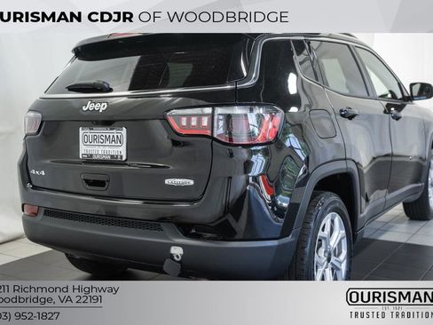 Certified 2025 Jeep Compass Latitude w/ Sun & Sound Group AWD/4WD image 5