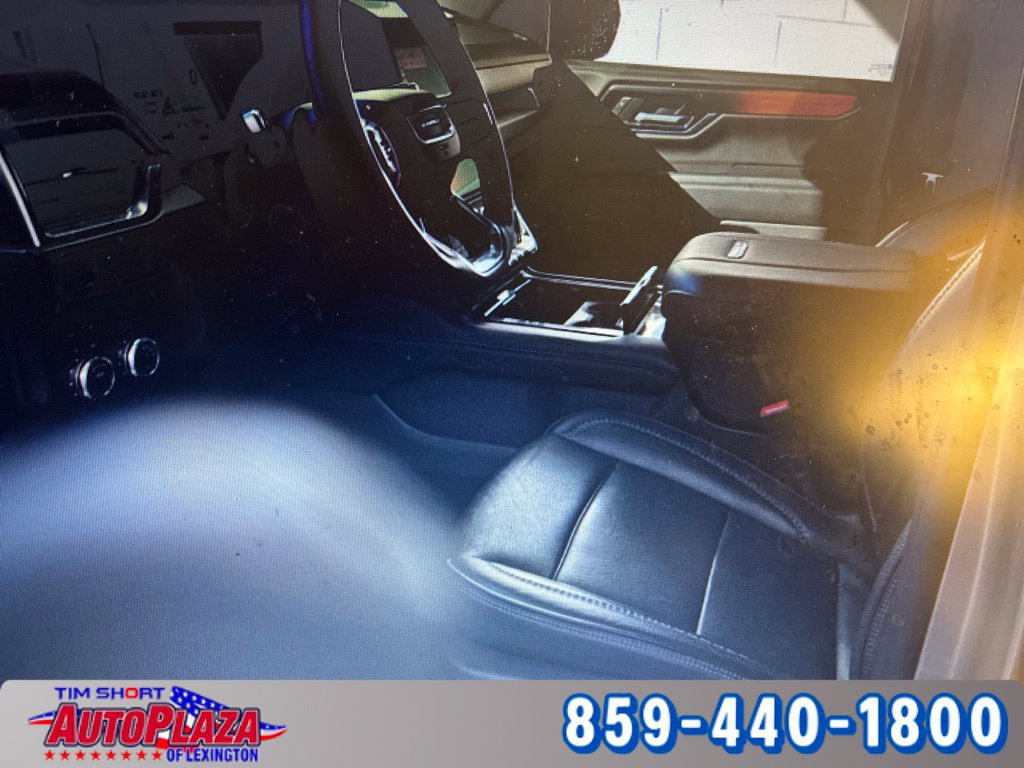 Used 2025 GMC Yukon Denali AWD/4WD image 3
