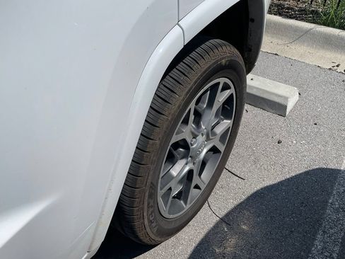 Used 2019 Jeep Grand Cherokee Overland AWD/4WD image 9