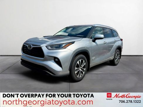 Used 2021 Toyota Highlander XLE AWD/4WD image 1