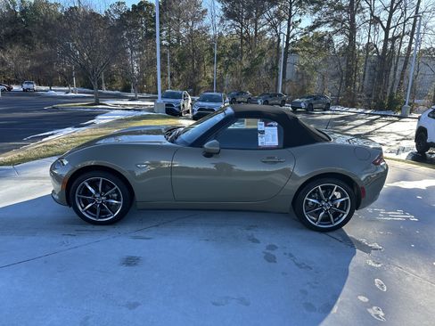 Used 2023 MAZDA MX-5 Miata Grand Touring w/ Weather Package image 13