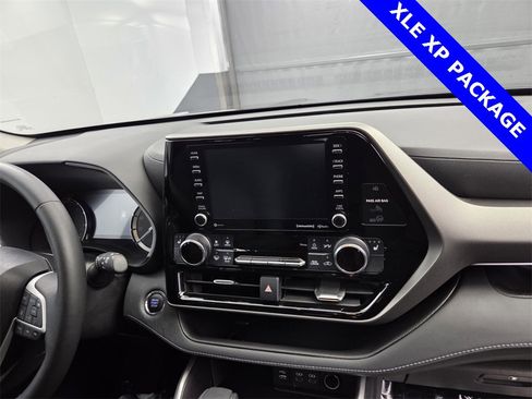 Used 2022 Toyota Highlander XLE image 14