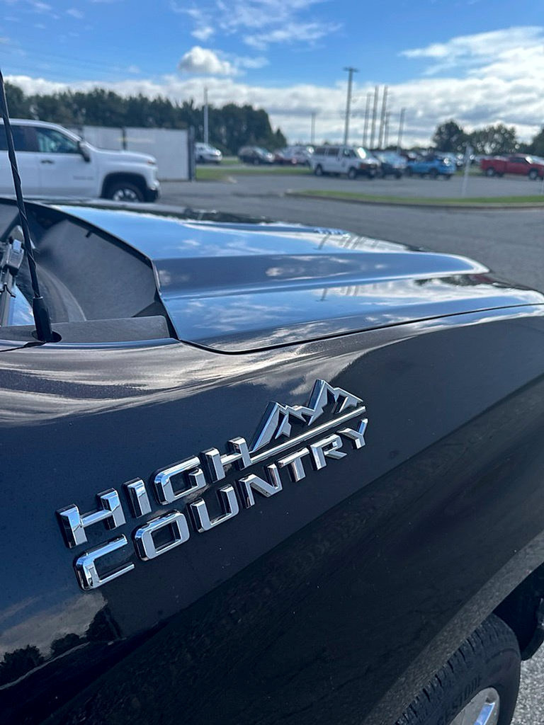 Used 2019 Chevrolet Silverado 1500 High Country w/ Safety Package II AWD/4WD image 9