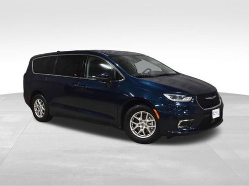Used 2023 Chrysler Pacifica Touring-L FWD image 4