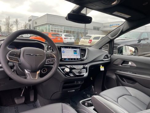 New 2026 Chrysler Pacifica Select image 11