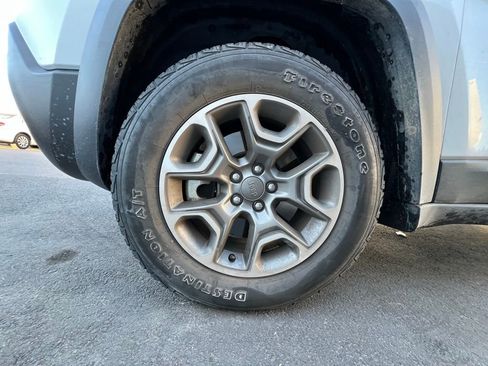 Used 2021 Jeep Cherokee Trailhawk image 40