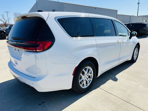Used 2023 Chrysler Pacifica Touring-L image 39