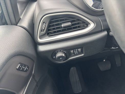 Used 2025 Chrysler Pacifica Select image 31