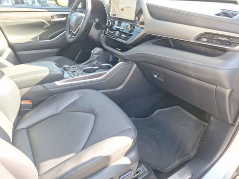 Used 2025 Toyota Highlander Limited image 34