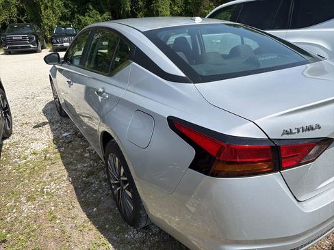 Used 2025 Nissan Altima 2.5 SV AWD/4WD image 7