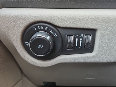 Used 2024 Chrysler Pacifica Select image 23